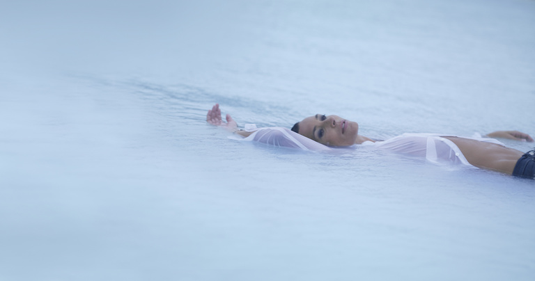 Laurent Seroussi - Zazie allongée eau.jpg