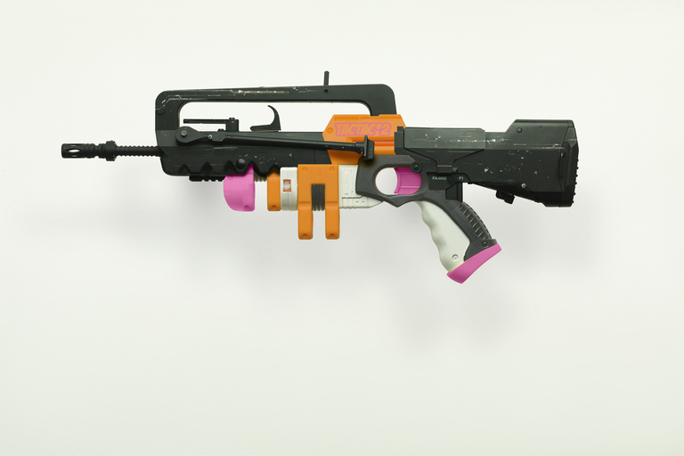 Laurent Seroussi - FAmas pistolet jaune.jpg