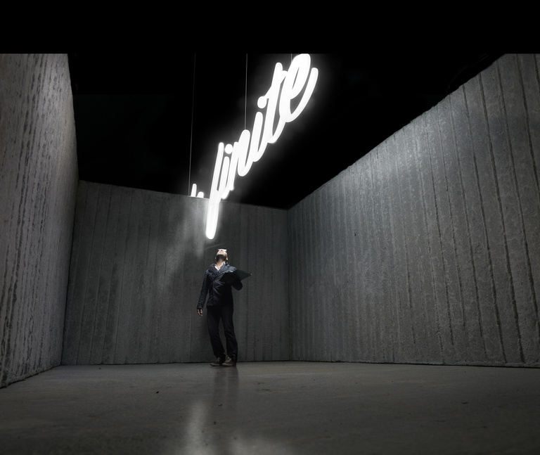 Laurent Seroussi - MONTAGE FINITE 1 néon.jpg